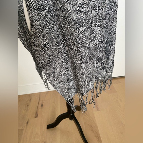 NWT BCBG Generation Poncho - Picture 3 of 4